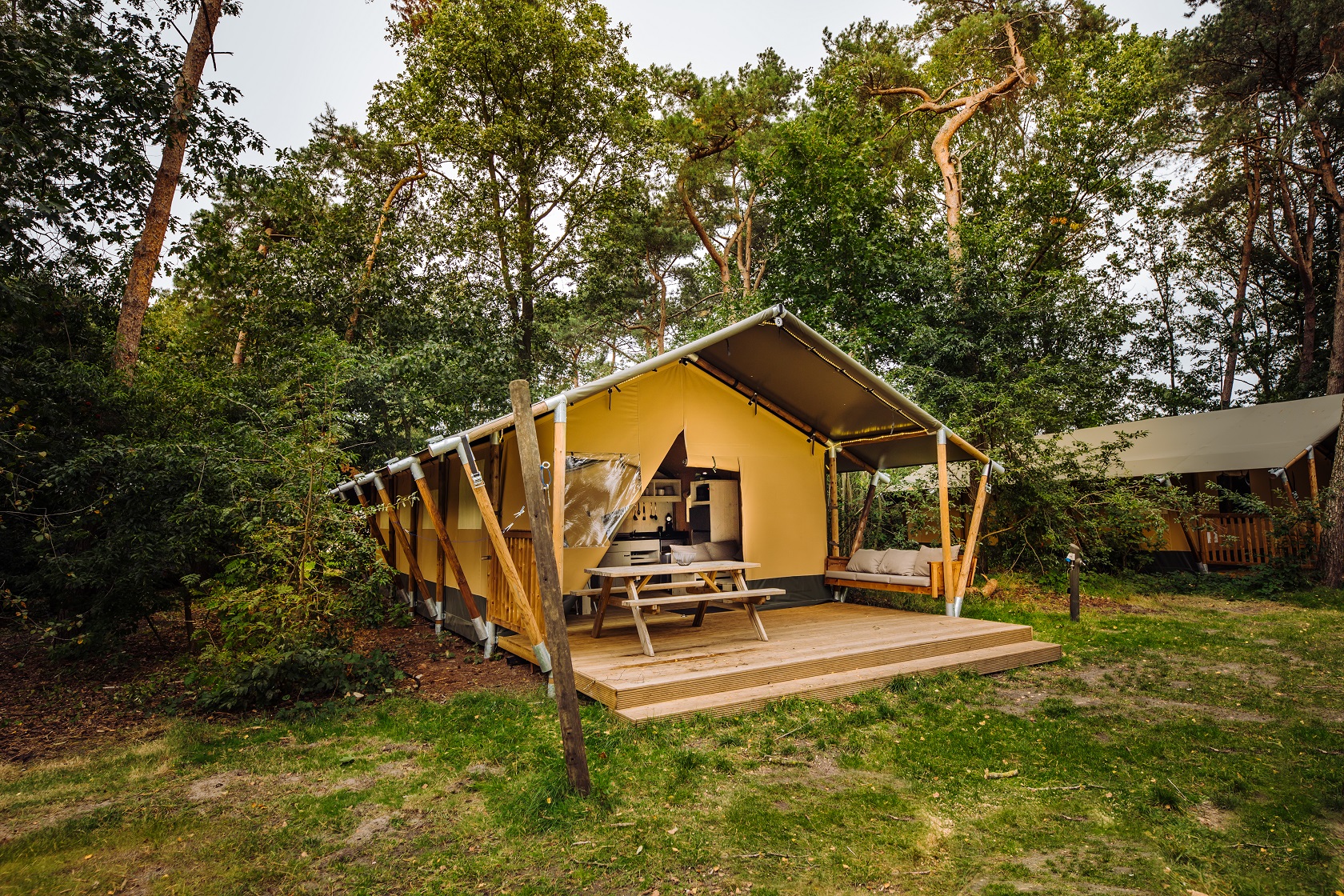 Bobbies Lodge premium