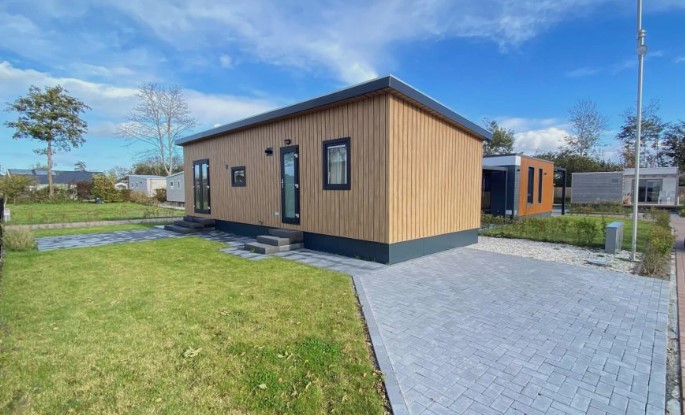 De Noordzee is het chalet waarmee het echte vakantiegevoel voor iedereen mogelijk gemaakt wordt.Het chalet is met een oppervlakte van 45 m2, ruim van opzet!Met 2 slaapkamers, een open keuken, prachtig..