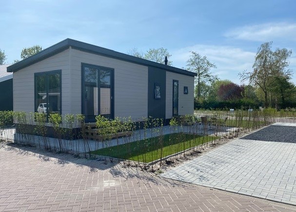 De Noordzee is het chalet waarmee het echte vakantiegevoel voor iedereen mogelijk gemaakt wordt.Het chalet is met een oppervlakte van 45 m2, ruim van opzet!Met 2 slaapkamers, een open keuken, prachtig..