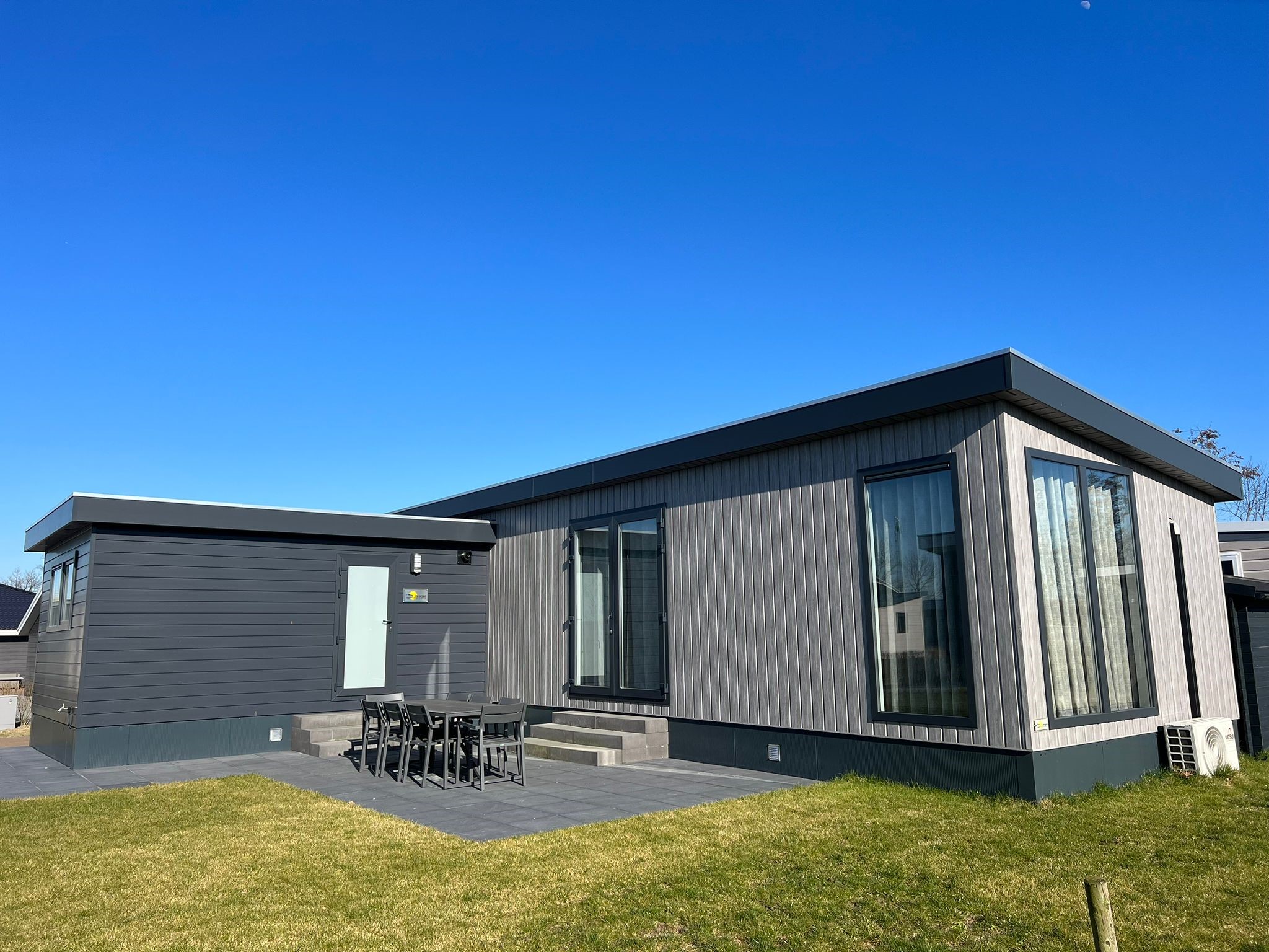 Villa de Zeester is modern ingericht en geschikt voor 5 personen. Het chalet beschikt over 3 slaapkamers, 1 slaapkamer met een tweepersoonsbed, een slaapkamer met twee 1-persoonsbedden en een slaapkam..