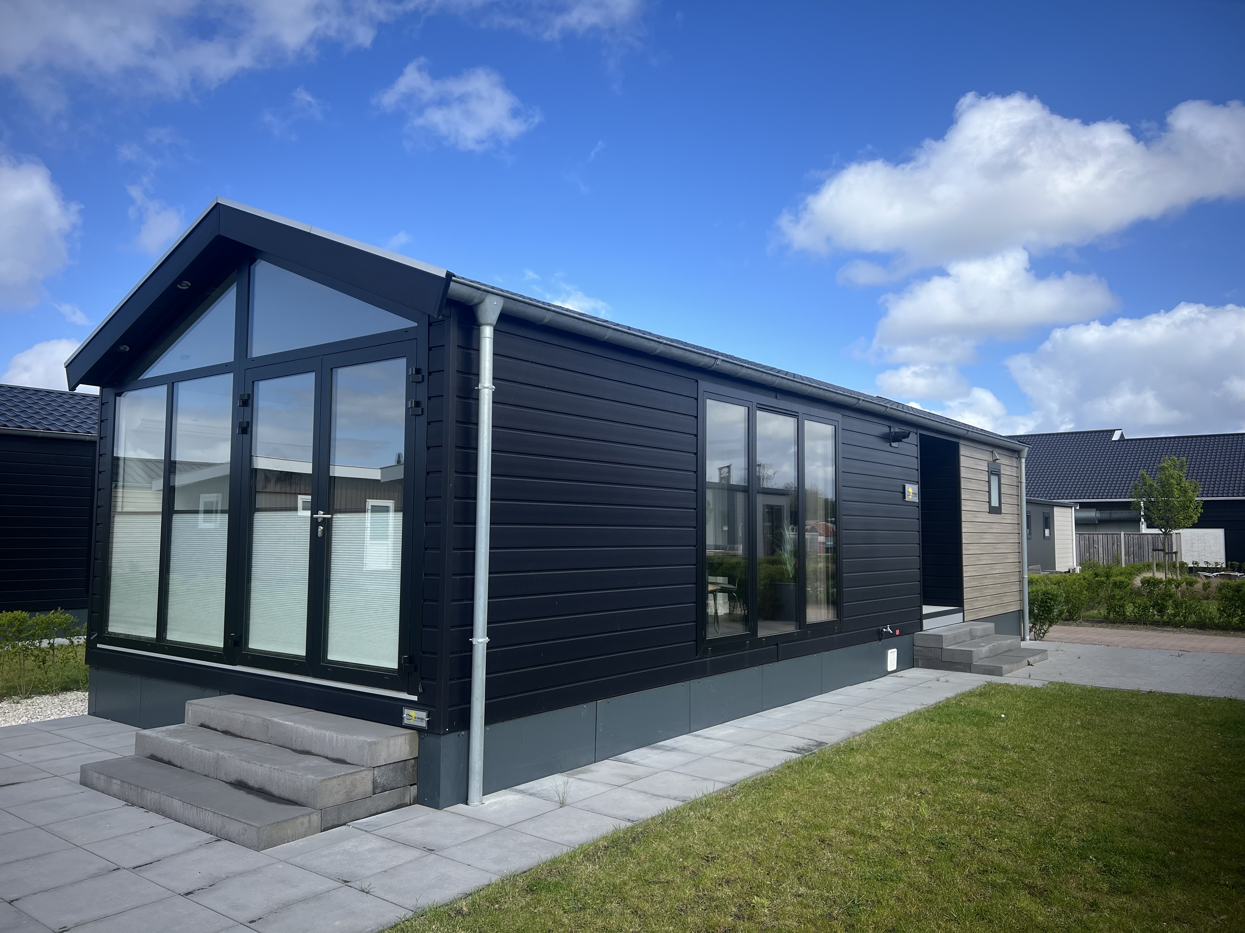 Chalet de Zeeparel ligt op enkele meters van de dijk vanwaar u zo het fantastische natuurgebied ‘ de Pluimpot’ op loopt met aan de andere kant het strand van de Oosterschelde. De perfecte ligging ..