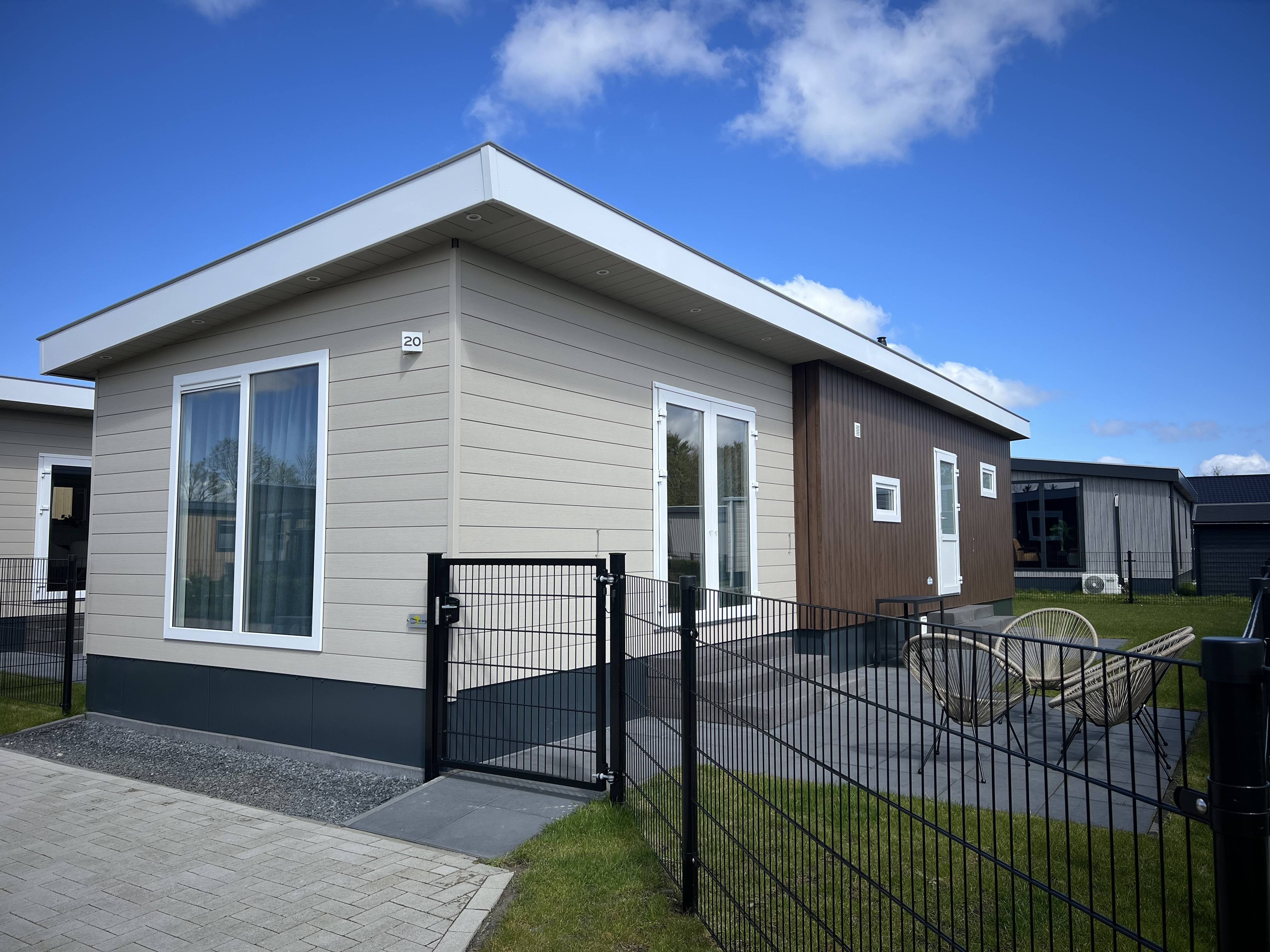 Chalet de Zeebaars is een prachtige omheinde chalet voor 4-5 personen en &nbsp;is comfortabel, groot ( 52m2 ) en modern van opzet. Hij beschikt over twee slaapkamers, een luxe woonkamer, een badkamer ..