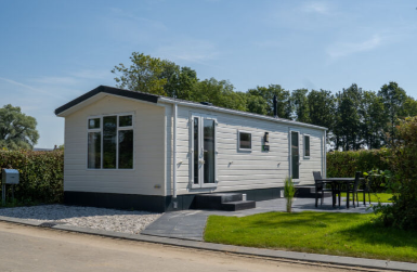 Deze stacaravan biedt een gezellig en praktisch verblijf voor een geweldige vakantie aan de Zeeuwse kust. Met een sfeervolle woonkamer, een goed uitgeruste keuken, comfortabele slaapkamers en een func..