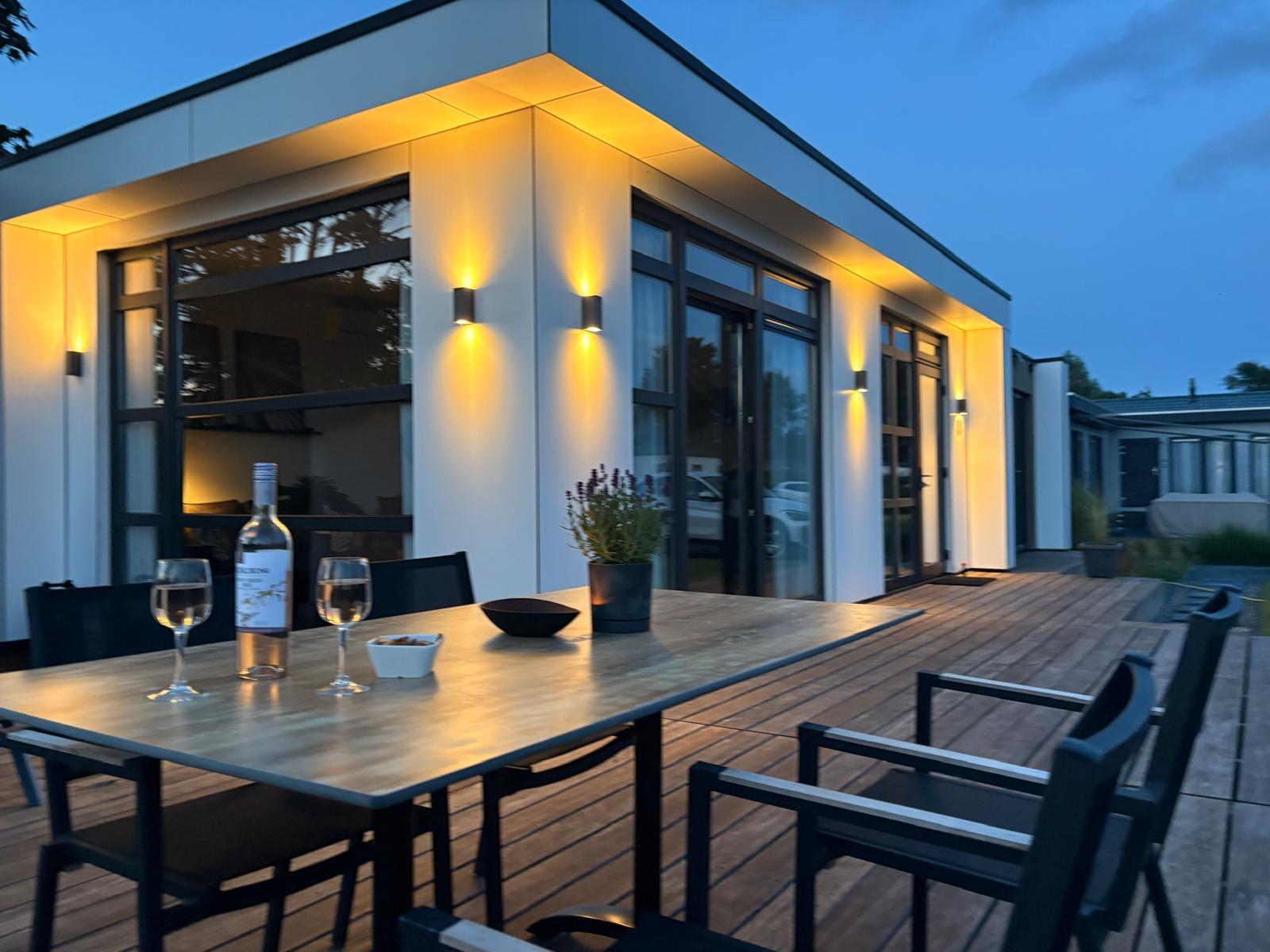Chalet de Witte Parel staat bekend om zijn ruime afmetingen en om zijn riante oppervlakte van 63m2. De uitstraling, de unieke samenstelling en de kenmerkende details maken dit model stiekem toch wel e..